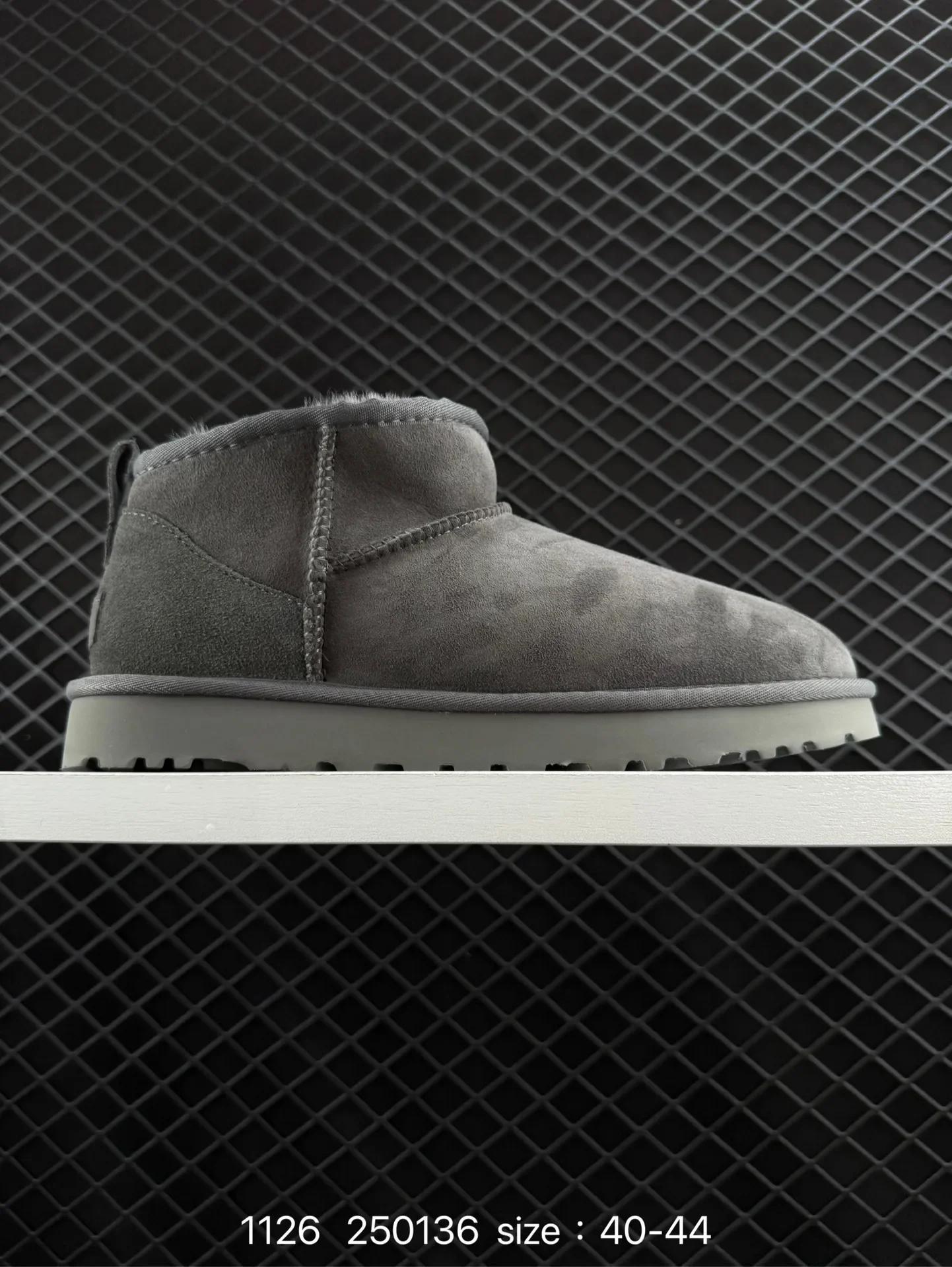 2026 Winterlaarzen Bont Dames Sneeuwlaarzen Echt Schapenvacht Wol Laag Uitgesneden Warme Bontschoenen Man en Vrouw Winter Korte Laarzen Super Mini 40 blauw