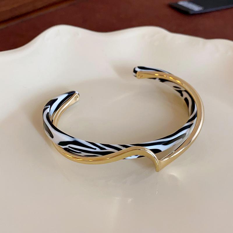 Minimalist Metal Grid Bracelet - European & American Fashion Niche, High-end Style Hand Jewelry