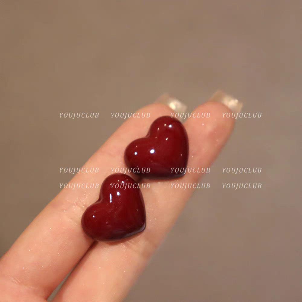 

Berry red~ white retro love square red temperament stud earrings, new high-value small fragrant earrings.