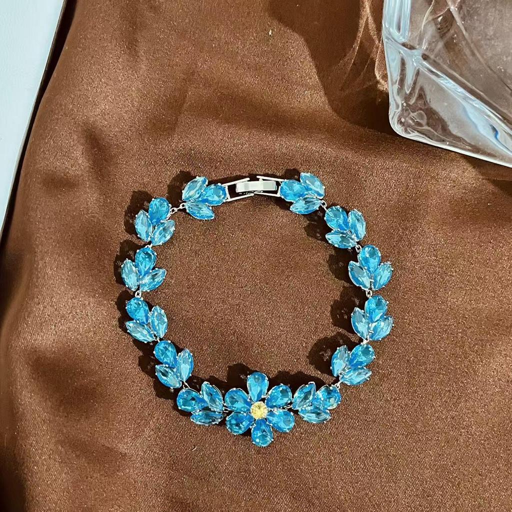 Elegant Heart-Shaped Zircon Bracelet with Fashionable Design