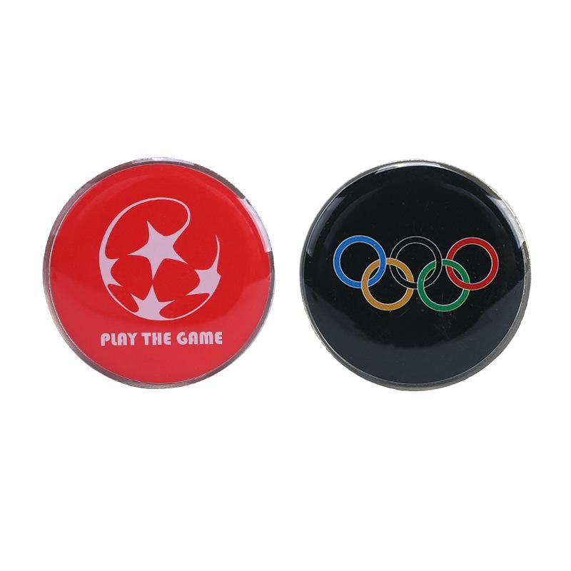 Черно-красный инструмент для подбрасывания монеты футбольного судьи с пятью кольцами