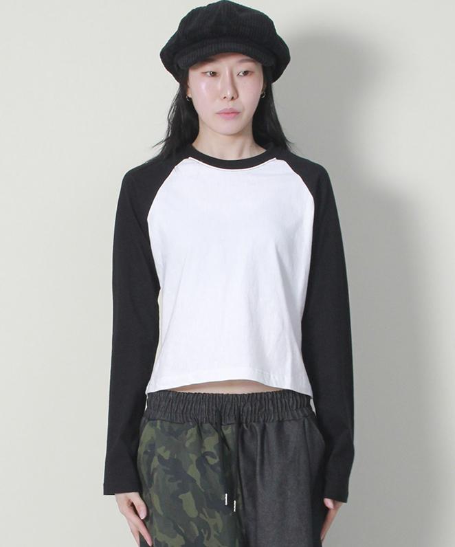 Deumakeu Color Mix Raglan Semi-Crop Long Sleeve T-Shirt Ivory & Black