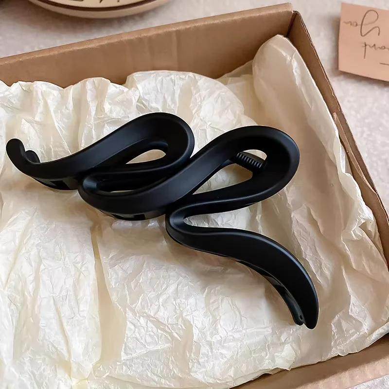 Large Shark Clip High-End Light Luxury Autumn And Winter Wave Grip Clip, Frosted Back Hair Clip Hair Accessory For Women