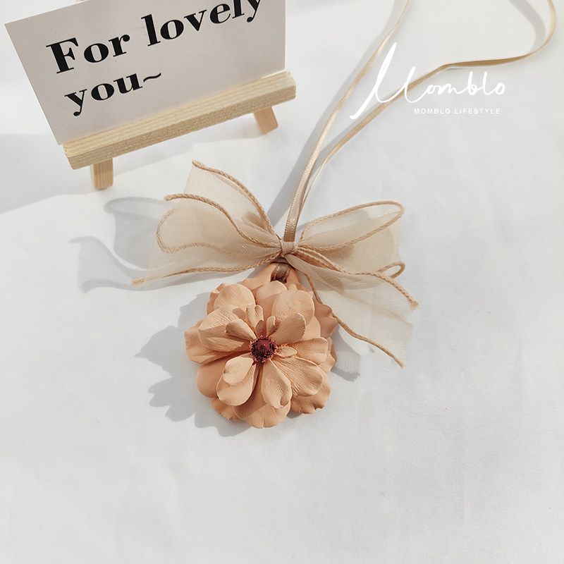 

Gentle Flower Pendant Elegant Fragrant Stone Gift Car Elegant Flower Pendant(Send Essential Oil)
