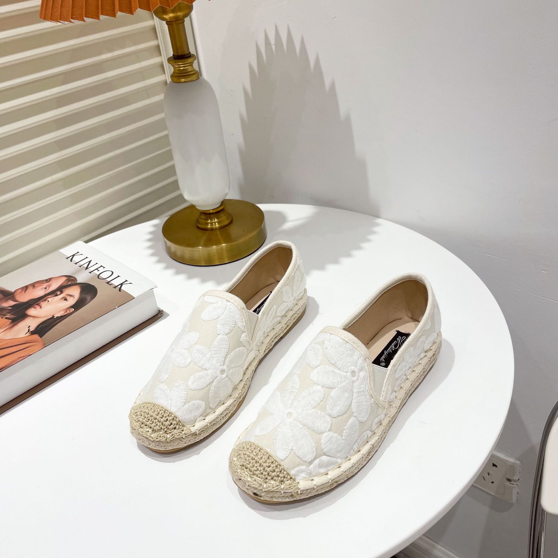 

Модные эспадрильи с вышивкой в виде цветка маргаритки, женские, весенне-осенние, балетки без задника, лоферы, женские мокасины слипоны, тканевые рыбацкие туфли 39