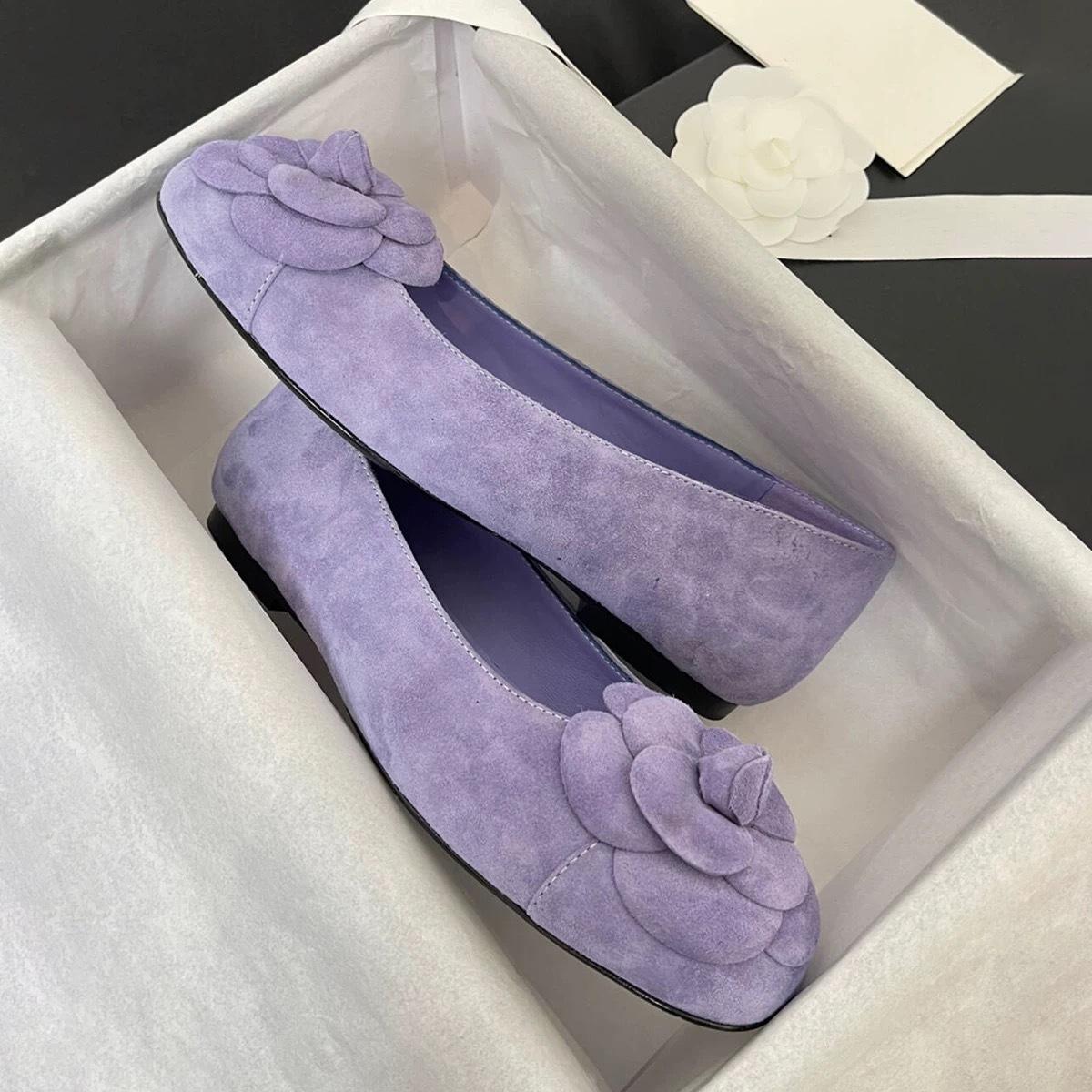 

Женские туфли-лодочки из замши, с мелким вырезом, камелией, весенне-осенние, новые, универсальные, модные, с круглым носком, на плоской подошве, балетки 40 фиолетовый