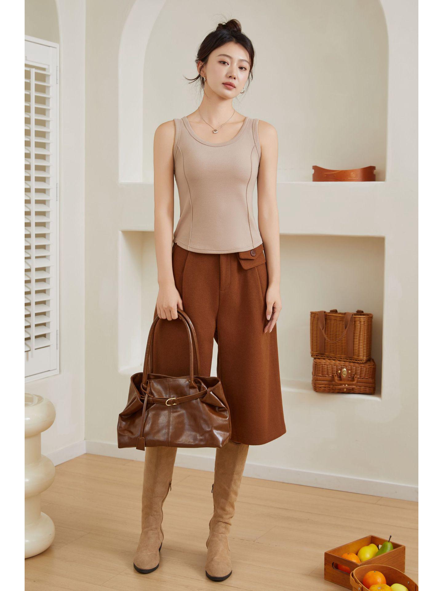 

Women s White Padded Sports Tank Top - Sleeveless, Round Neck, Versatile for Outer or Inner Wear XL (110-140 cm)