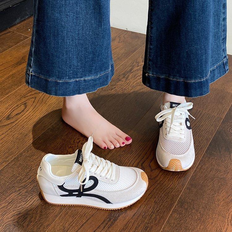 Inre höjning Tyska träningsskor dam sommar 2025 nya andningsbara nät sportskor luktar inte fötter casual retro bräde skor