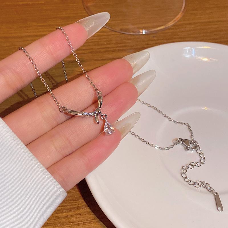 High-end Super Flash Zircon Titanium Steel Necklace Women's Versatile Niche Temperament Silver Collarbone Chain Internet Celebrity New Accessories