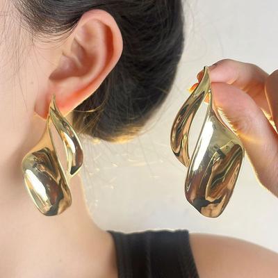 Fashion Niche Style Metal Asymmetrical Twisted Pendant Unique Earrings Summer Accessible Luxury Fancy Retro High-Profile Earrings