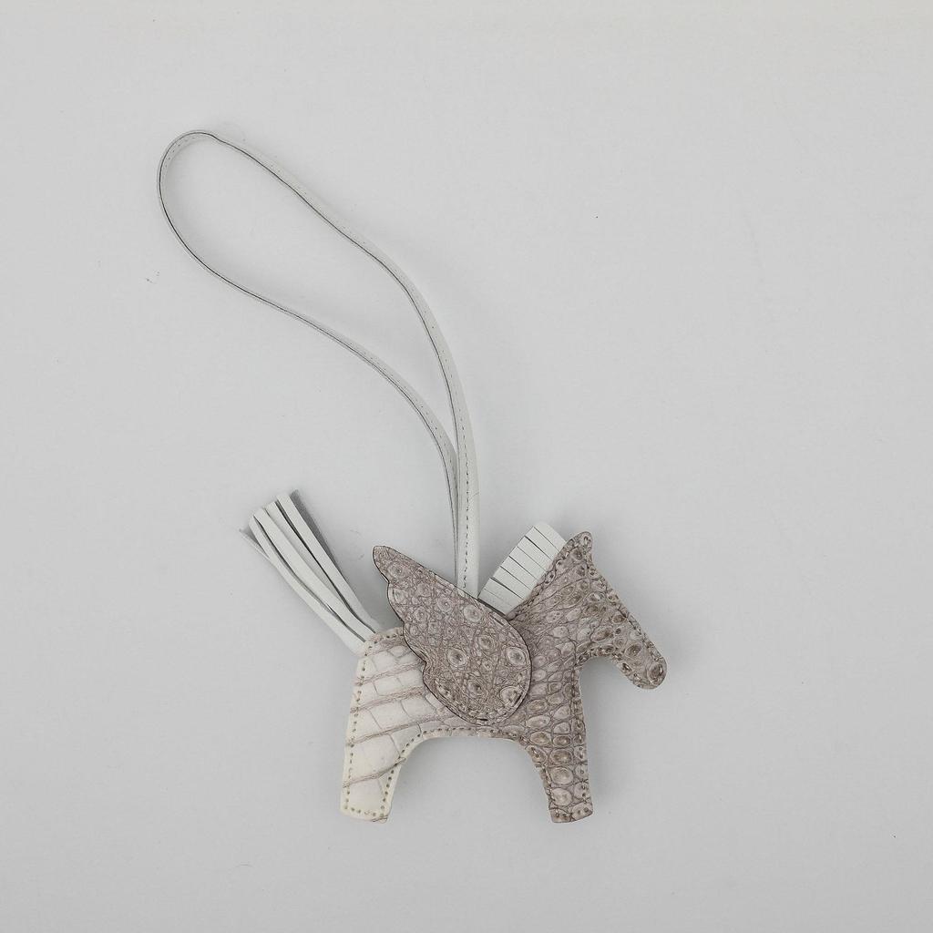 Breloque Pégase en Cuir de Crocodile Siamois: Accessoire Pony Cousu à la Main pour Sacs de Femmes
