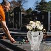 Vază de cimitir Vază memorială cu aripă de înger cu țeapă și gaură de drenaj Suport pentru flori pentru buchet de rășină pentru decorarea mormântului