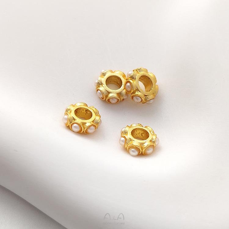 Color-preserving copper-plated matte gold flower-shaped spacer beads with imitation pearl inlay for DIY jewelry.
