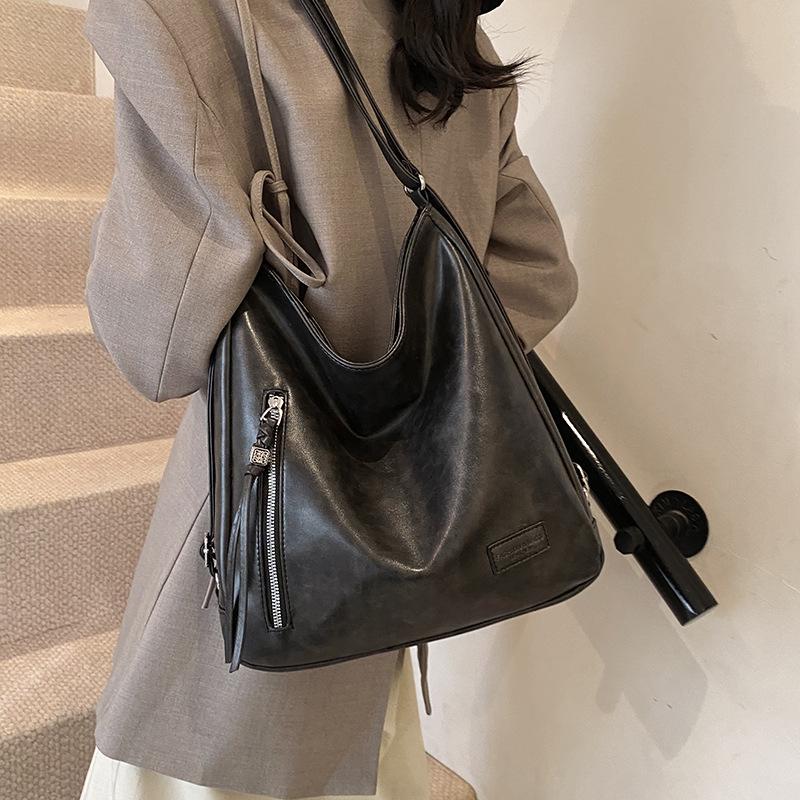 2025 new large-capacity commuter backpack women's bag autumn and winter relaxation personalized double zipper shoulder tote bag