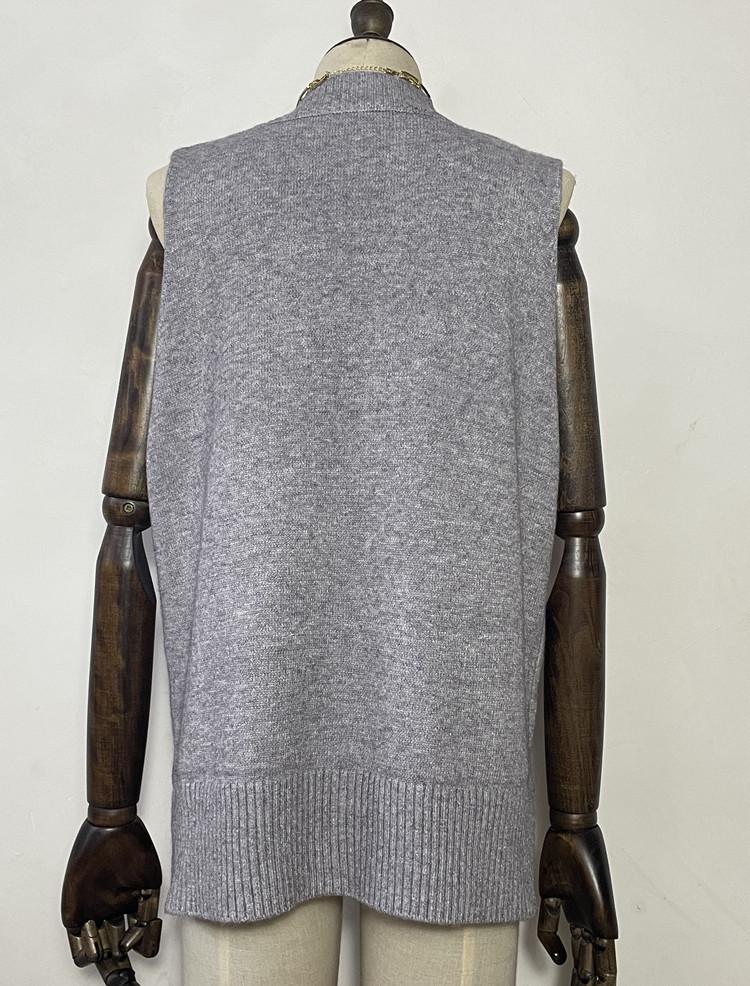 Dámská přiléhavá bezrukávová vesta se svetrovým úpletem s výstřihem do V - Nový jarní pletený top