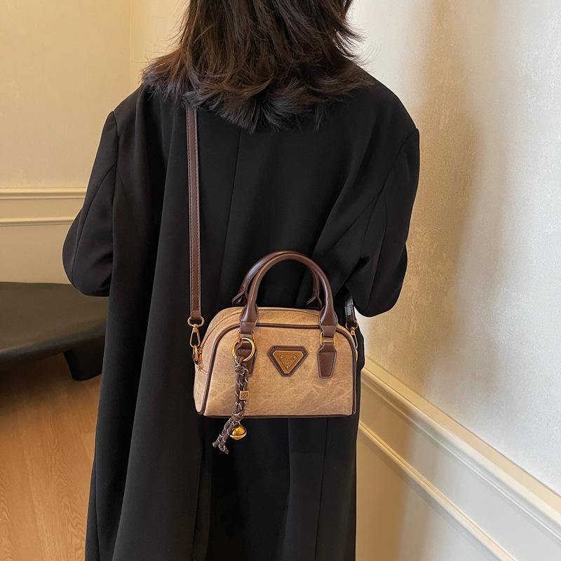 Feeling retro small bag women 2025 new autumn and winter popular versatile messenger bag super fire portable bowling bag