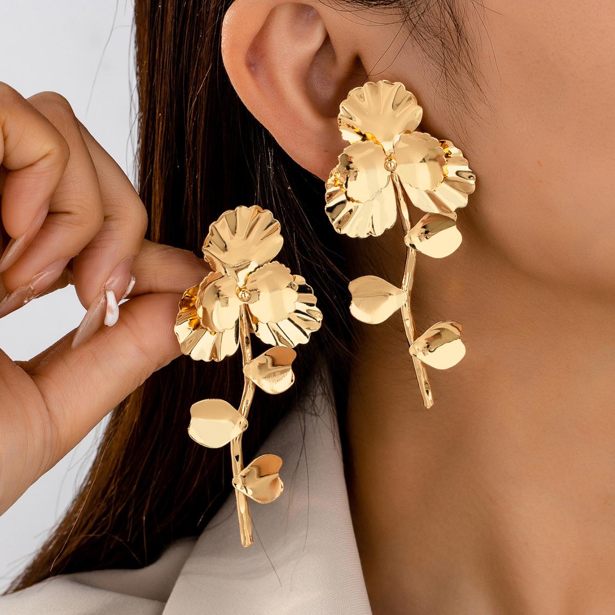 

Модные серьги-подвески для женщин золотой