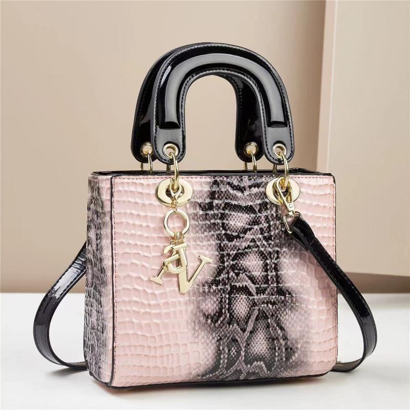 Handbag with A Small Fragrance and Lizard Pattern, with A Fixed Texture and Large Capacity. It Is A One Shoulder Crossbody Handbag for The Consort