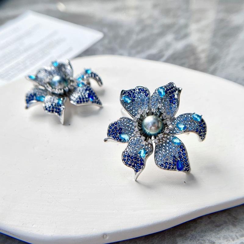 Retro Blue Flower Brooch with Gradient Zircon and Pearl Corsage.