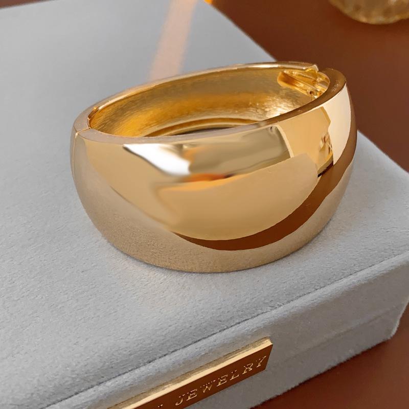 European & American Pleated Metal Bangle: Elegant Cold-Style Bracelet with High-End Luxury Design