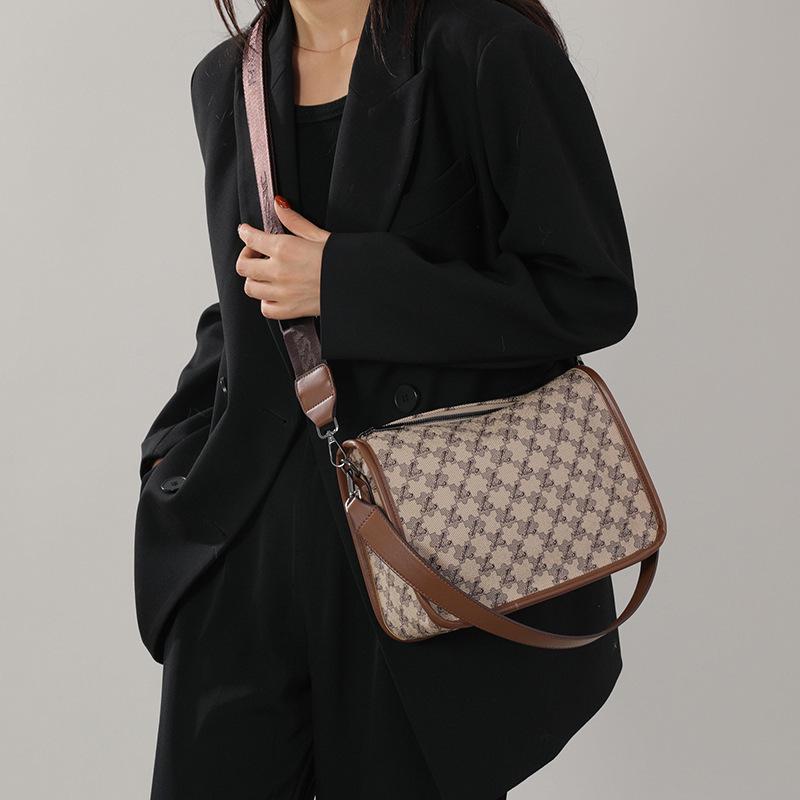 

Retro 2025 Fashion Commuter Shoulder Bag - Versatile Boston Crossbody for Women хакі