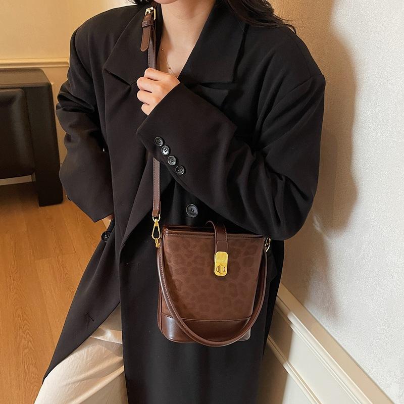 Premium sense retro bucket bag women's 2025 autumn commuter messenger bag trendy Maillard hand bag shoulder bag