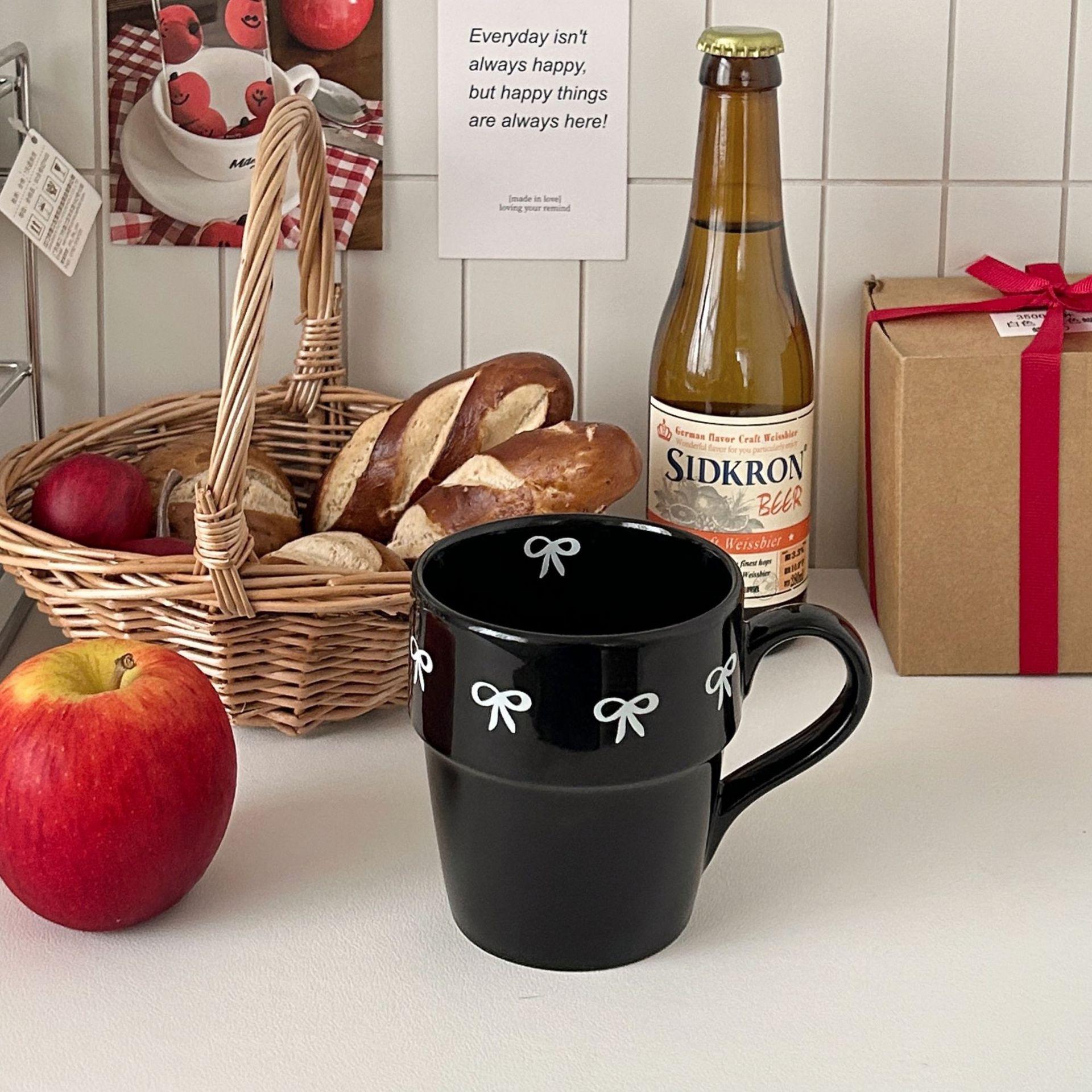 

Корейський стиль блогера Бордовий червоний бант Керамічна кавова чашка - Милий розпис від руки, Ідеальний подарунок на день народження 201-300ml чорний