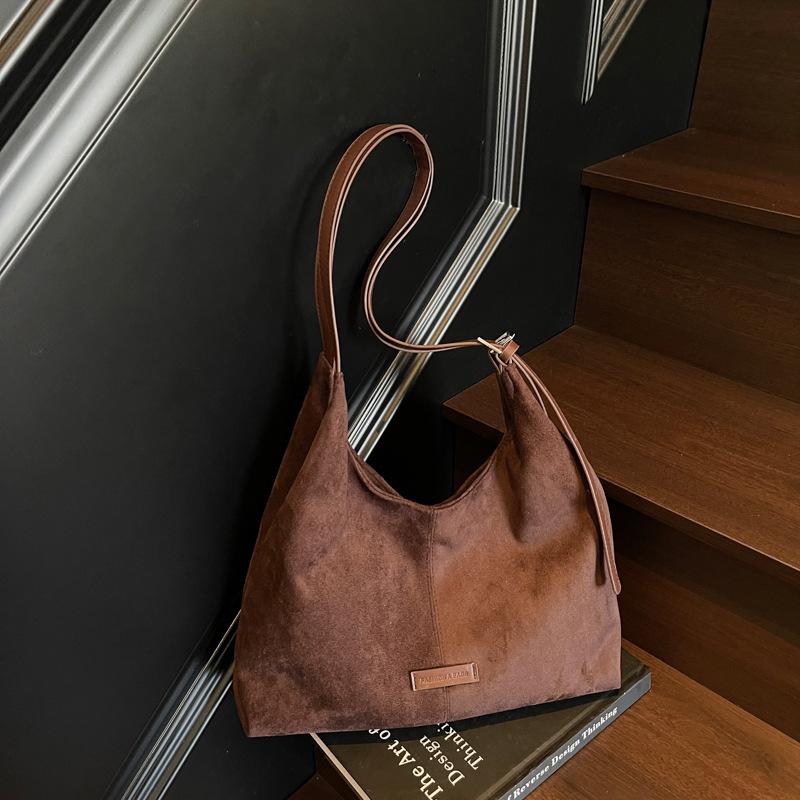 

Large-capacity tote water bag women s new fashion versatile niche commuter shoulder bag underarm bag темно-коричневого