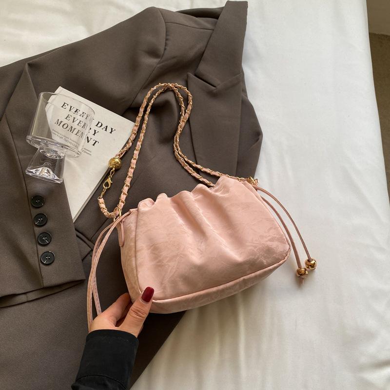 

Женская сумка-мешок на шнурке высокой стоимости 2025 новая универсальная сумка-мессенджер на цепочке на одно плечо под мышку сумка-ведро розовый