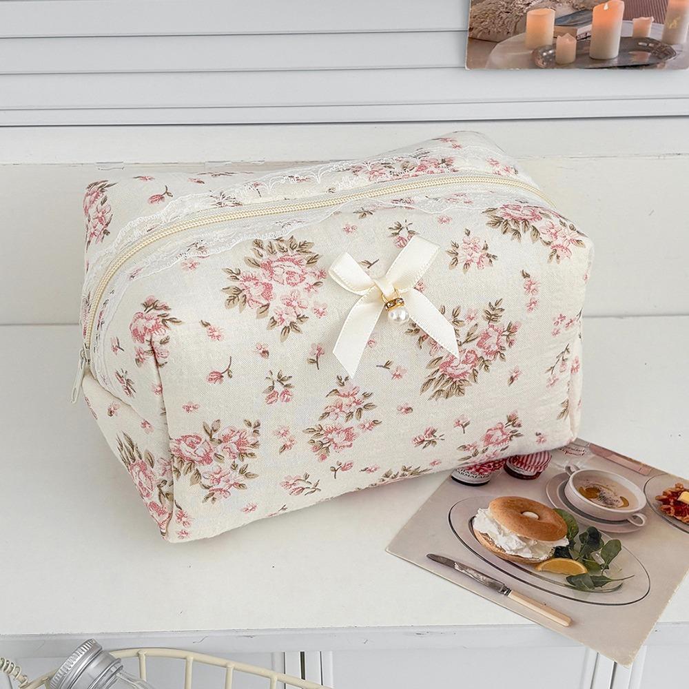 

New Lace Makeup Pouches Flower Pattern Zipper Cosmetics Bag Waterproof Lipstick Case розовый