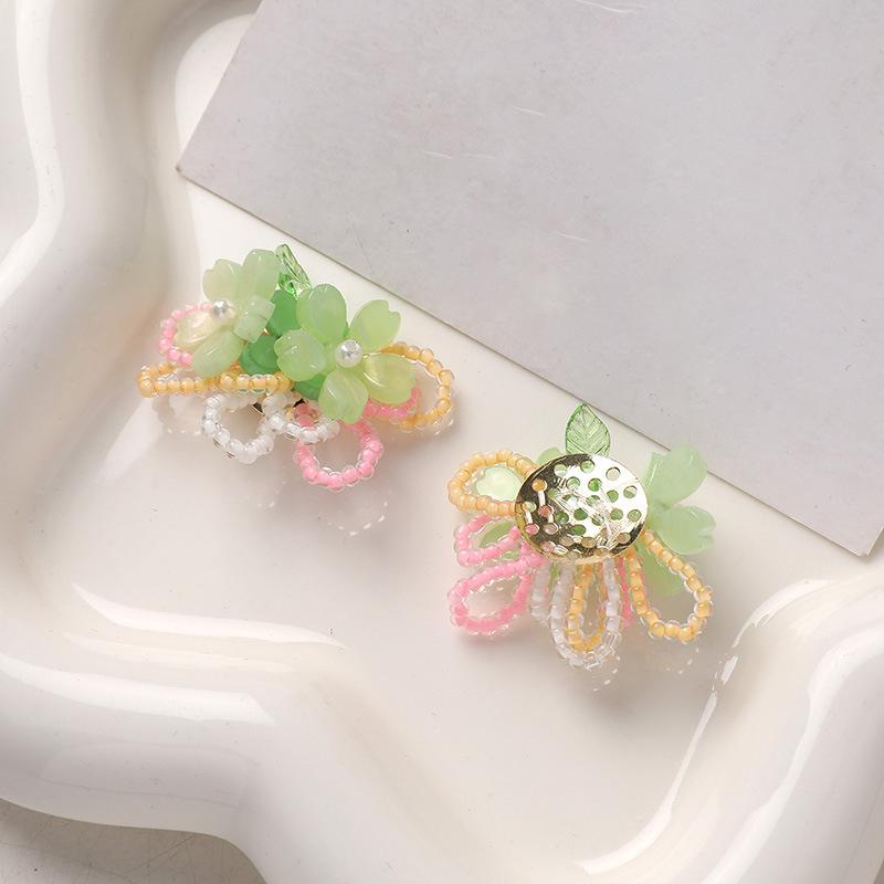 

Серьги-пусеты с трехмерными цветами из стекляруса, женские зеленые маленькие свежие серьги Мори, изысканные и маленькие дизайнерские серьги