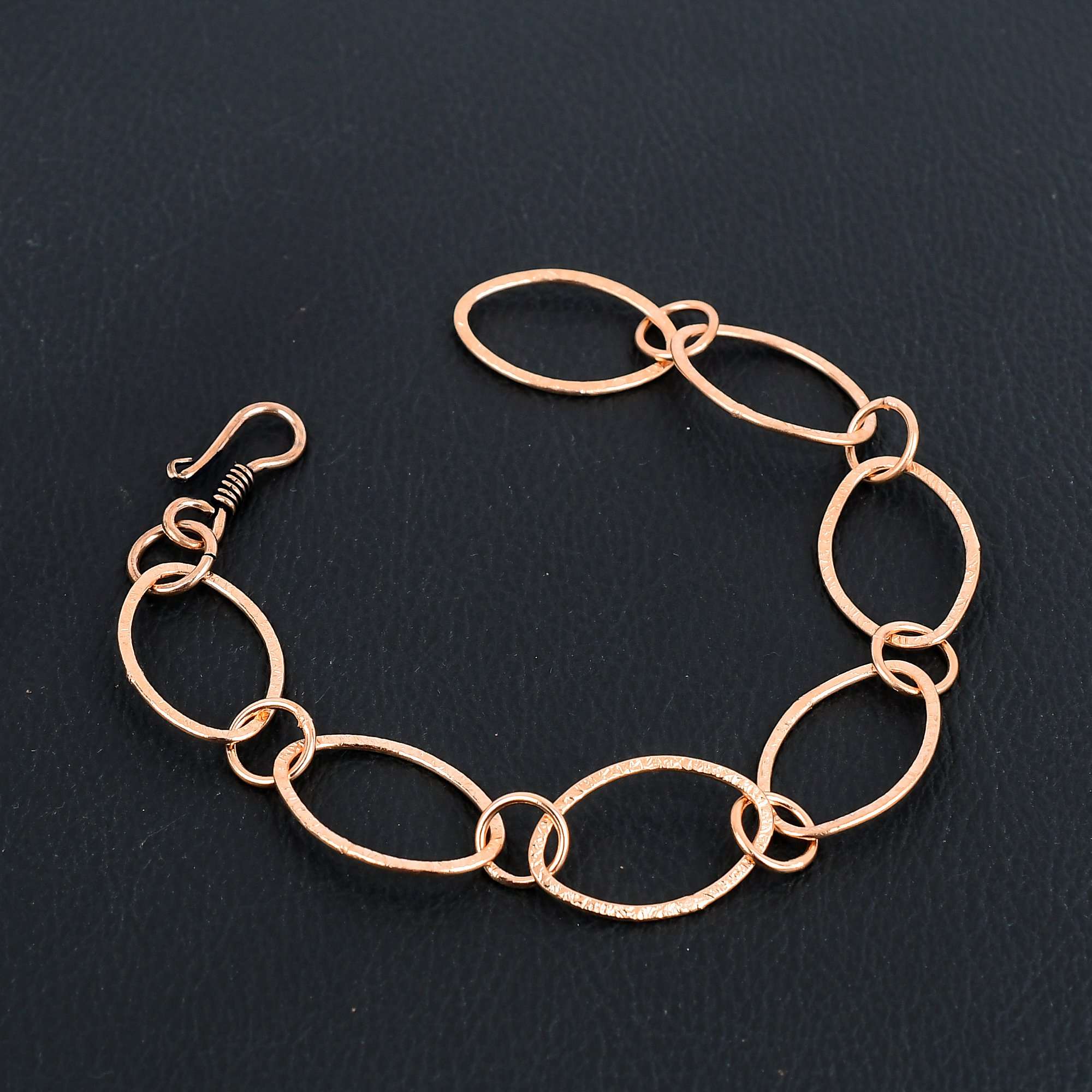 

Длинное ожерелье из кованой чистой меди с маленькими и большими круглыми овальными звеньями, минималистские украшения, медные украшения ручной работы для нее/него