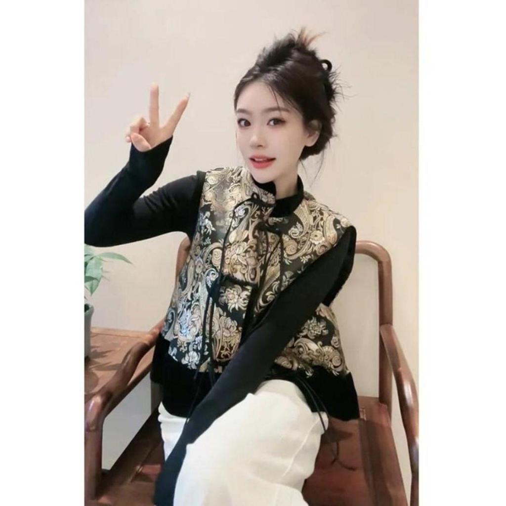 This Year, the Retro Black Vest 2025 New Super Good-looking Vest Top Is Popular.