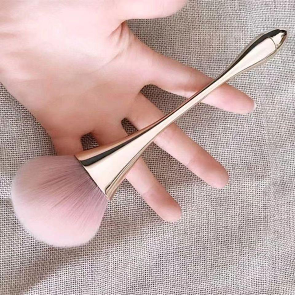 Compact Makeup Brush for Powder, Nail Dusting, Contouring, and Blush Application