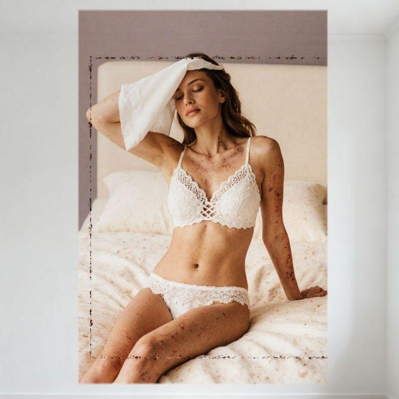 

Sexy Woman White Lace Lingerie Bedroom Scene Tin Sign - Vintage Metal Poster for Home Decor, Bedroom Wall Art, Intimate Aestheti 20x30cm（7.8x11.8inch）