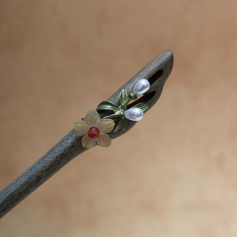 Elegant Ebony Flower Hairpin for Women – Ancient Style, High-End Feel, Simple Chinese Design, Perfect for Daily Use.