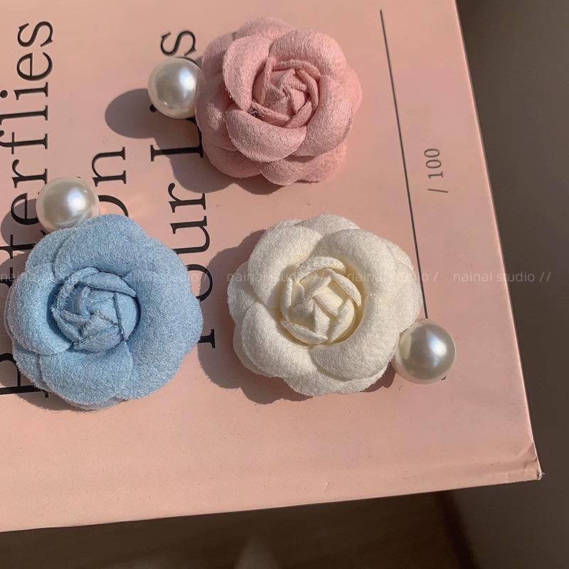 Pearl CamelliaFashionable and Sweet Girl Bun Hairstyle At The Back of The HeadBangsHair Clips and Hair Accessories