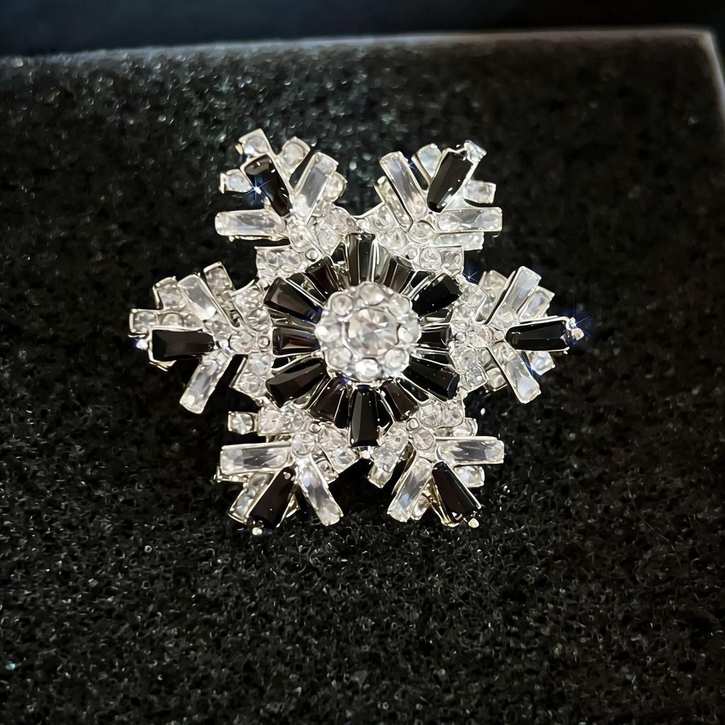 Rotating Snowflake Brooch for Women - High-end, Exquisite, Pleated Blouse Accessory, High-end Waist Cinch Brooch, Flower Pin