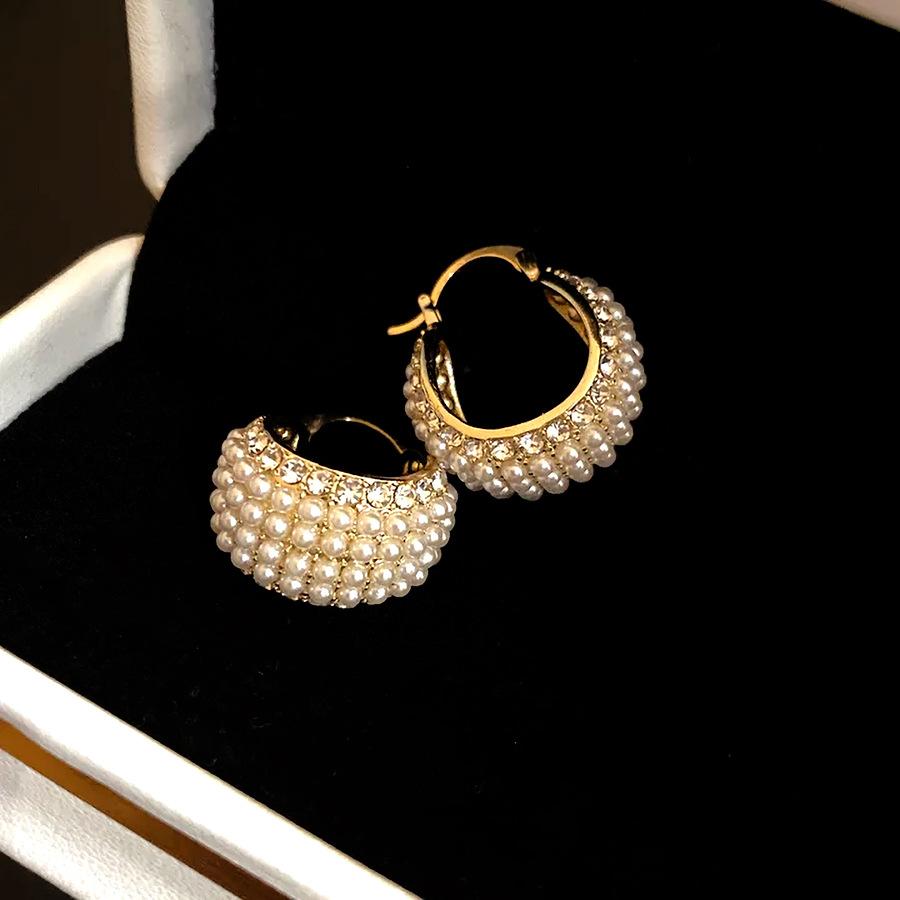 

Retro diamond-encrusted pearl round ear buckle personalized design sense fashionable exquisite earrings light luxury high-end earrings