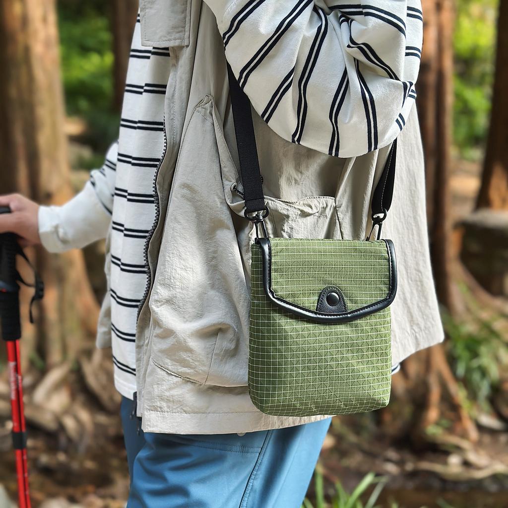 Trendy brand plaid small satchel men's and women's casual shoulder commuter bag travel portable vertical mobile phone bag