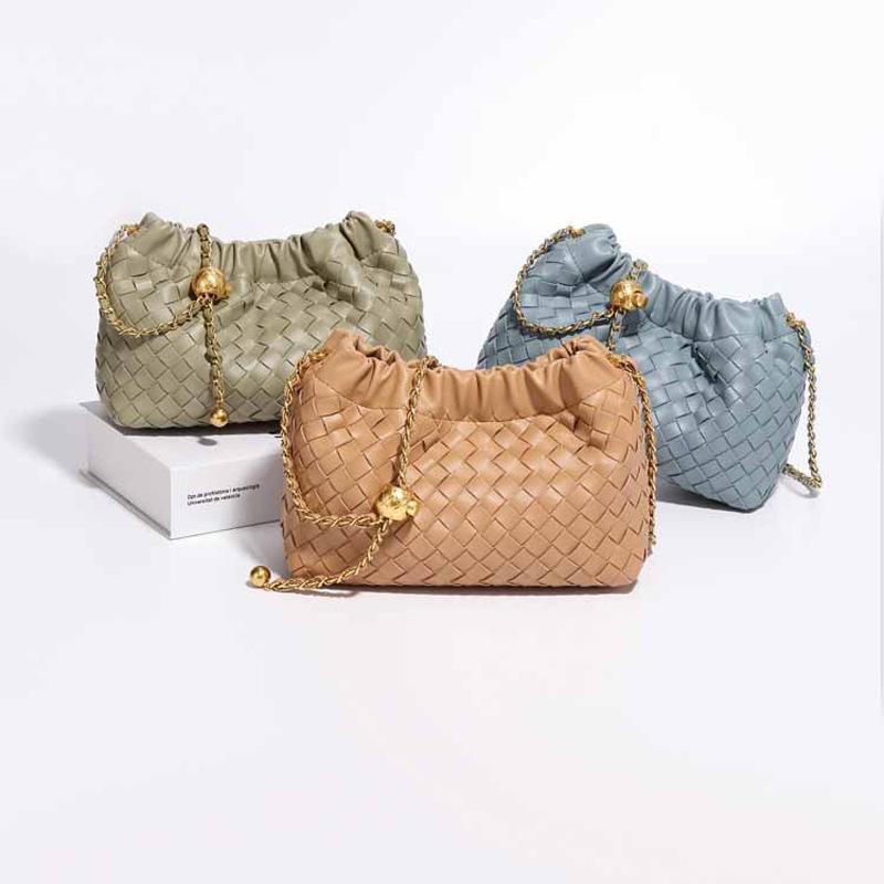 Retro Fashion Single-shoulder Crossbody Bag with Pleated Cloud-patterned Chain Strap