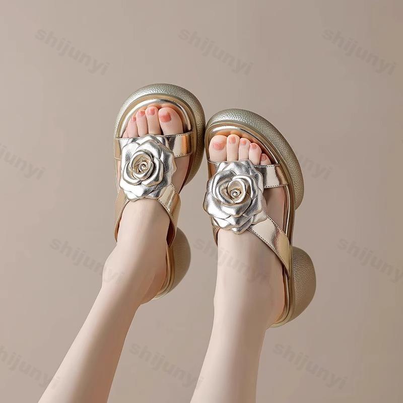 Fashion Thick Sole Height Increasing Cool Slippers for Women's 2025 Summer New Versatile Outdoor Beach Shoes Fashion Rose Design Sandals