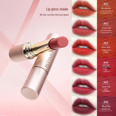 Wasserfester, feuchtigkeitsspendender, matter Lipgloss mit farbfixierender, kussfester, langanhaltender Formel, die keine Lippenfältchen betont.