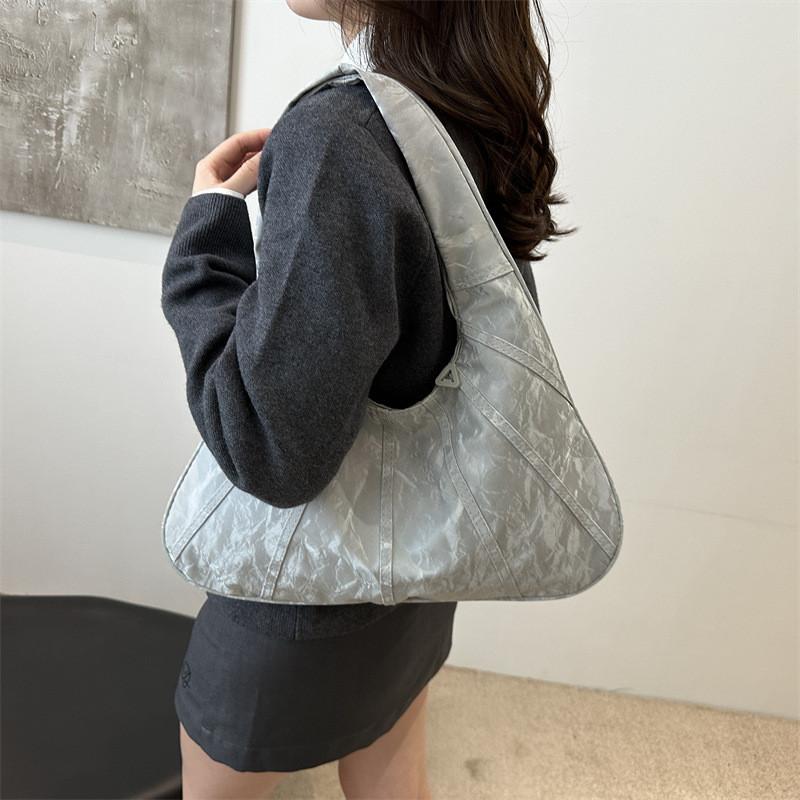 Modern Simple Large Capacity Shoulder Bag With Zipper Closure For Daily Commuting