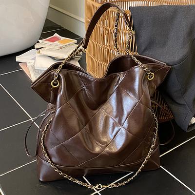 Eine Nischen-Ketten-Tasche mit hohem Reiz in Diamantform, Eine modische Umhängetasche und Eine geräumige Pendler-Tragetasche