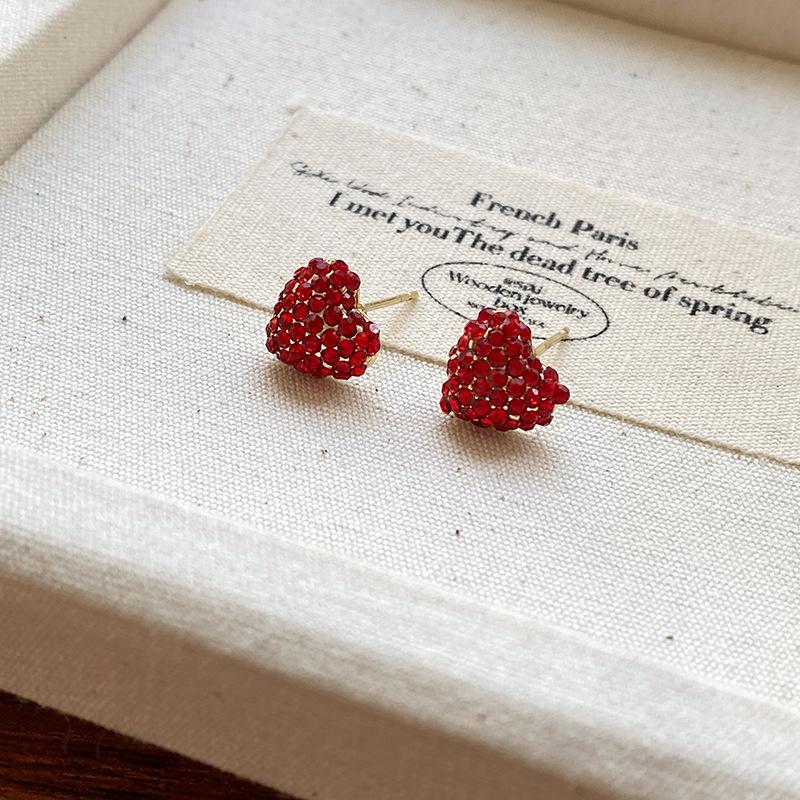 Simple peach heart ear clips, women's no ear piercings, red full diamonds, personalized earrings, fashionable temperament,mosquito coil disc earrings.