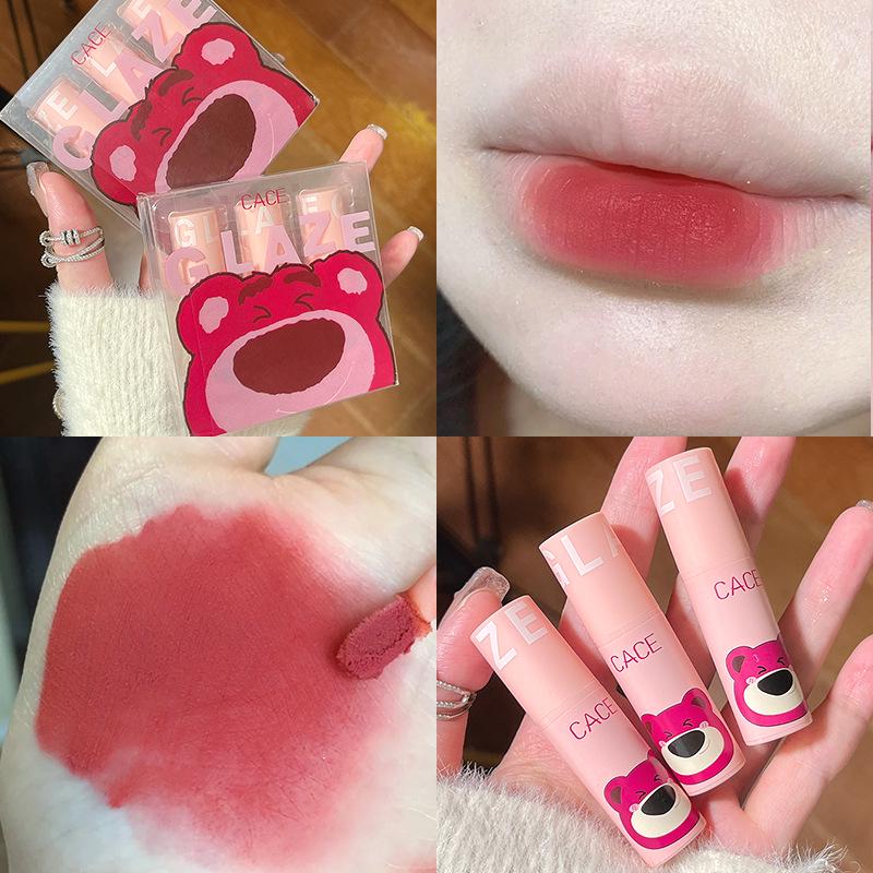 סט בוץ שפתיים מאט דוב פירות CACE: גלוז שפתיים קטיפתי בריכוך עדין בשלושה גוונים למראה זוהר וטבעי.