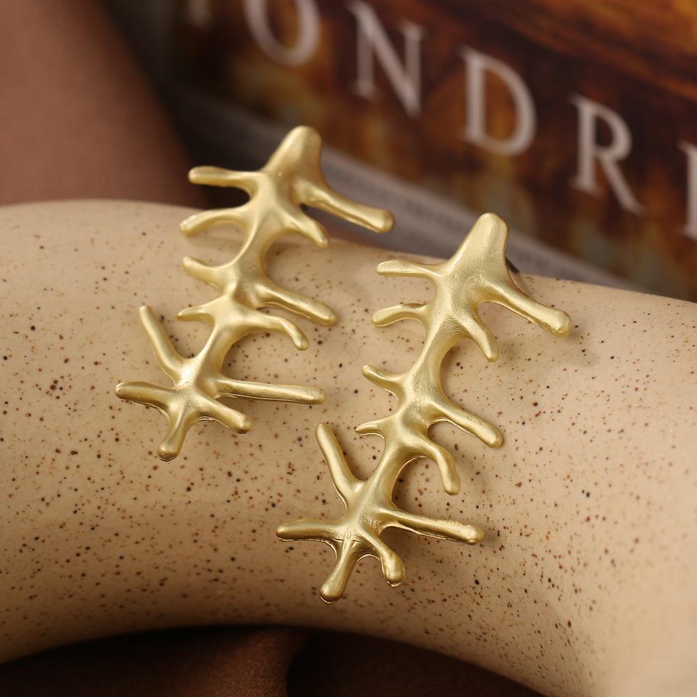 Boucles d'oreilles géométriques dorées creuses exagérées rétro créatives simples Personnalité féminine Boucles d'oreilles géométriques pour fille