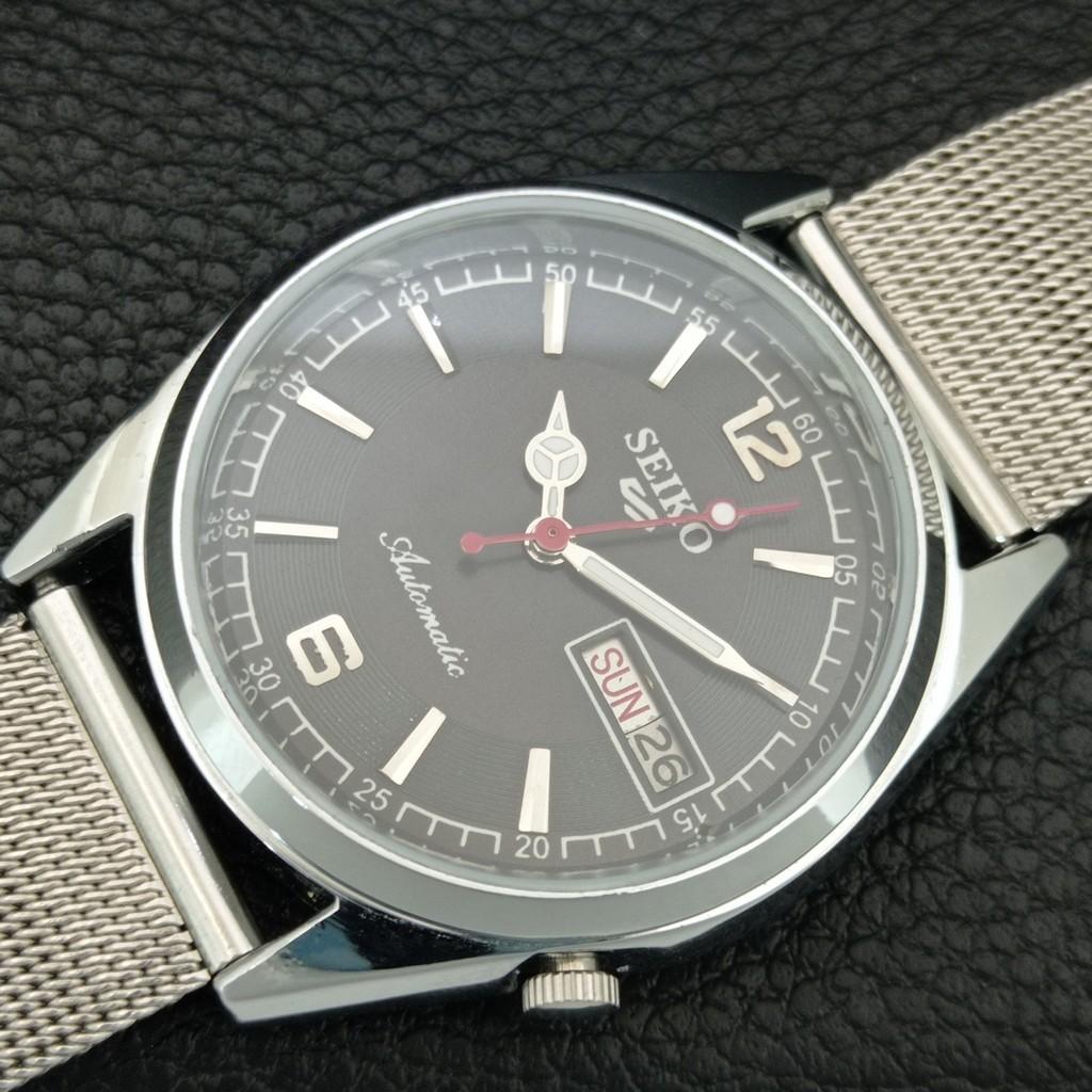 VINTAGE SEIKO 5 AUTOMATIC REFURBISHED JAPAN MENS BLACK DIAL WATCH a446352-1