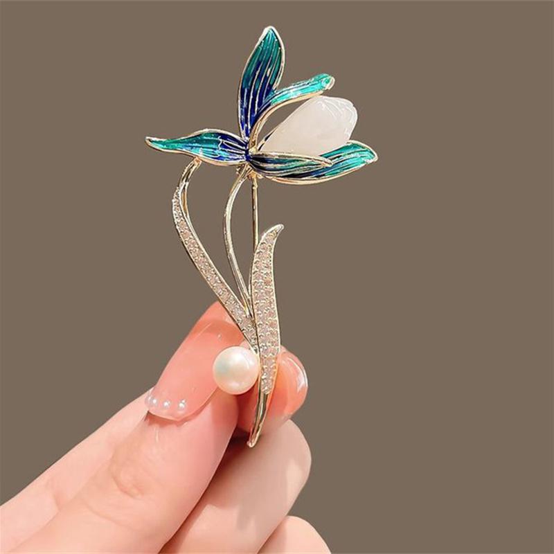 Lyxiga Temperament Liljeblommor Broscher För Kvinnor Flickor Vintage Emaljpins Mångsidiga Glänsande Corsage Kläder Accessoarer Gåvor